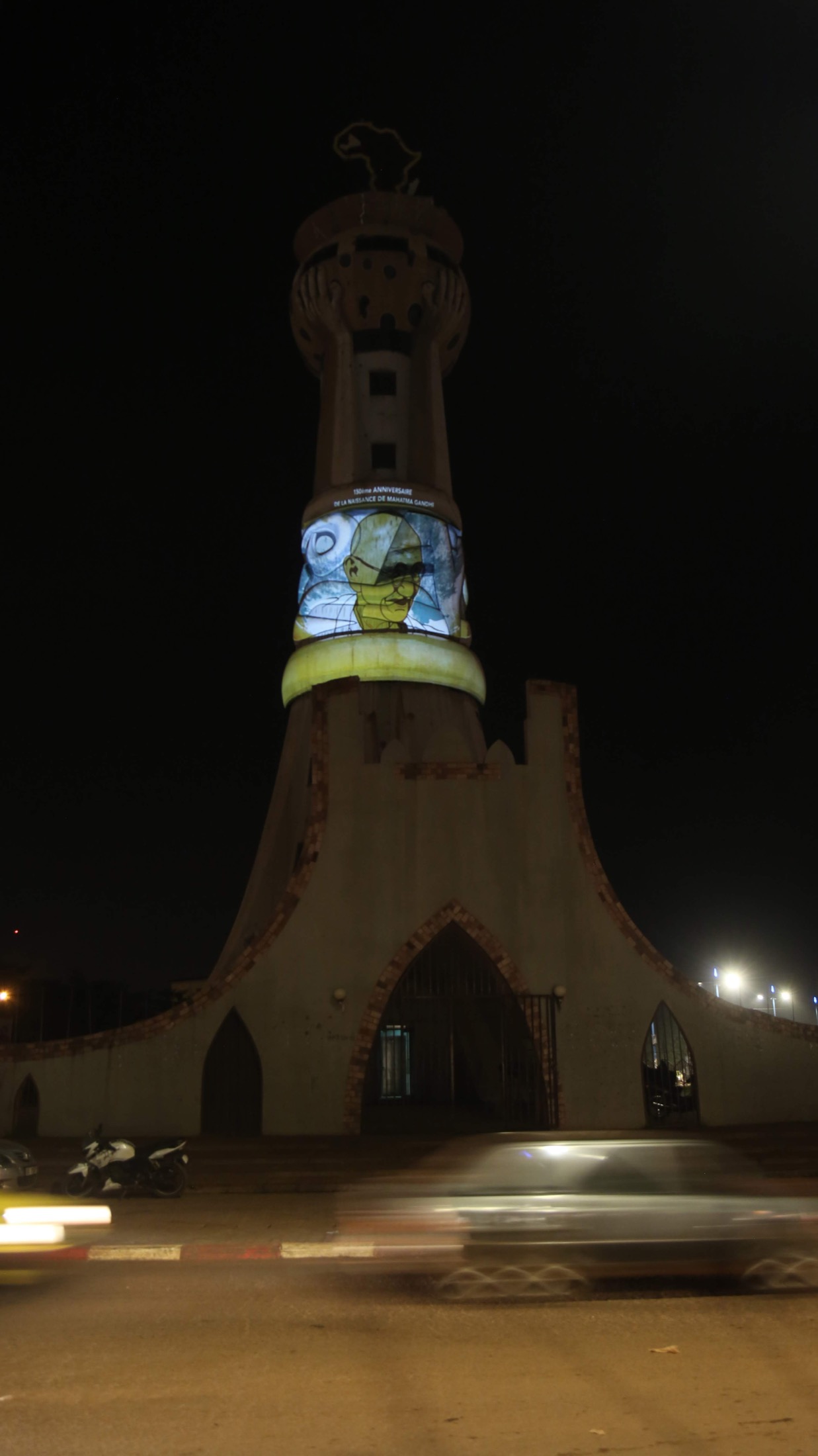 Vue urbaine de la Tour de l’Afrique pendant le mapping