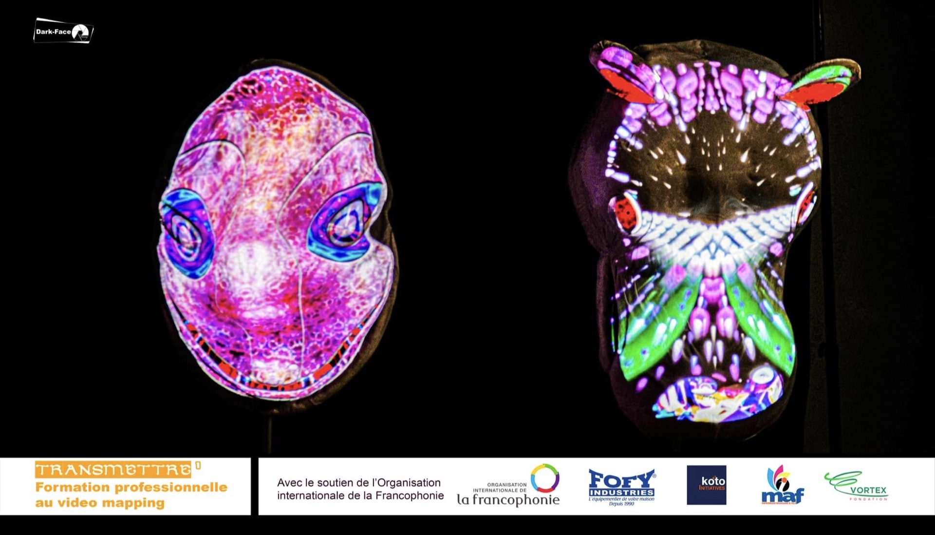 Deux masques transformés par des compositions colorées projetées pendant TRANSMETTRE