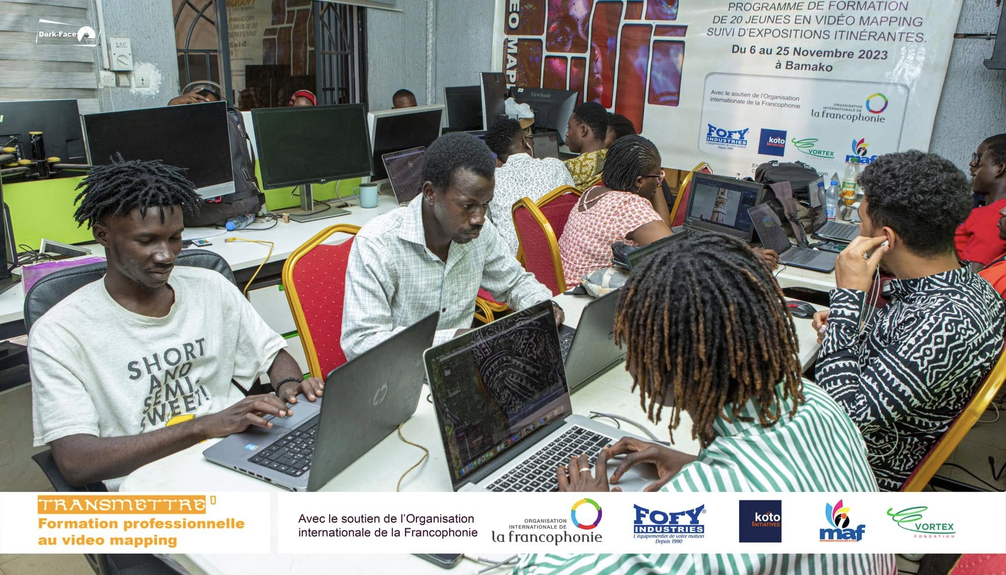 Participants de TRANSMETTRE travaillant sur leurs ordinateurs pendant l’atelier de vidéo mapping
