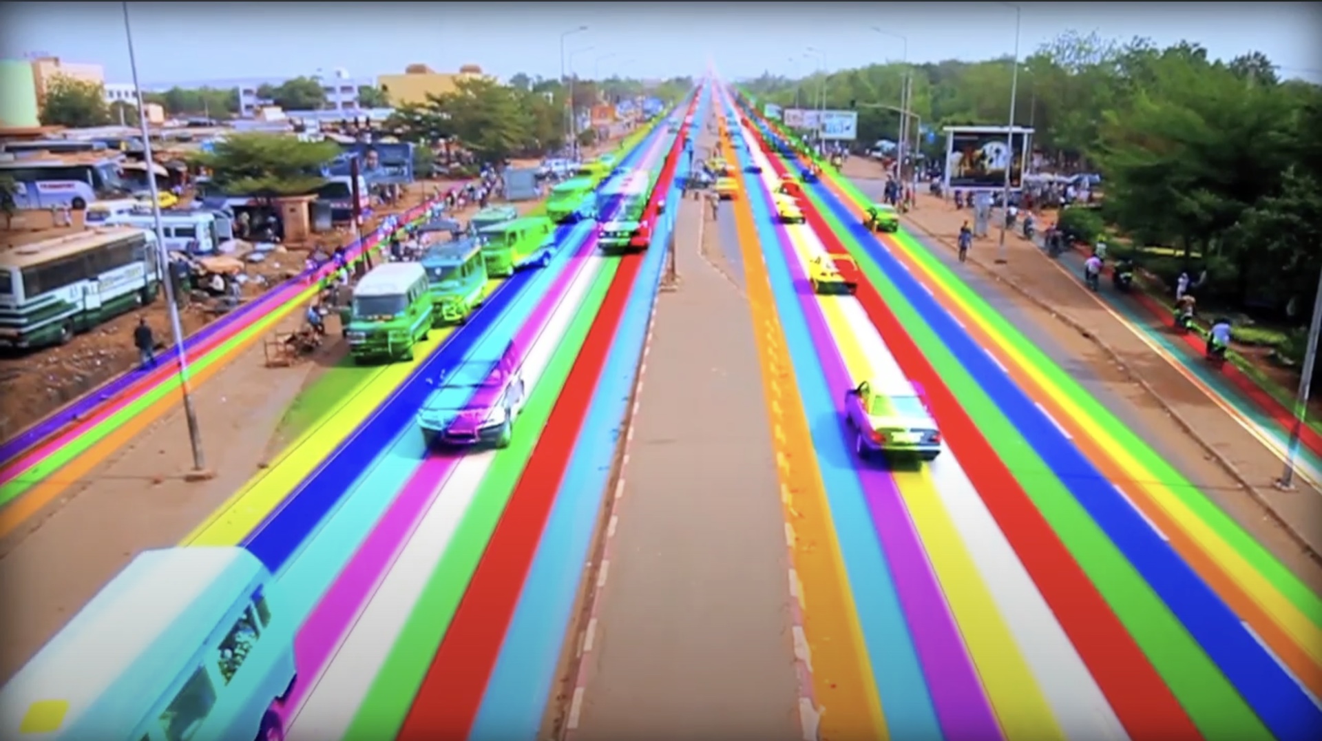 Vue aérienne de l’avenue traversée par les bandes colorées de Ville Peinte